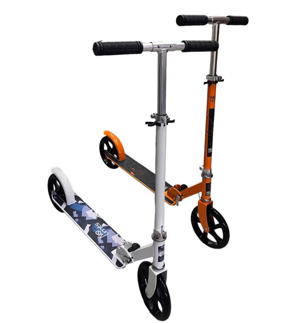 Scooter de Aluminio en Color Blanco.Plateado y Negro 3a+ Máx100Kg (447645)